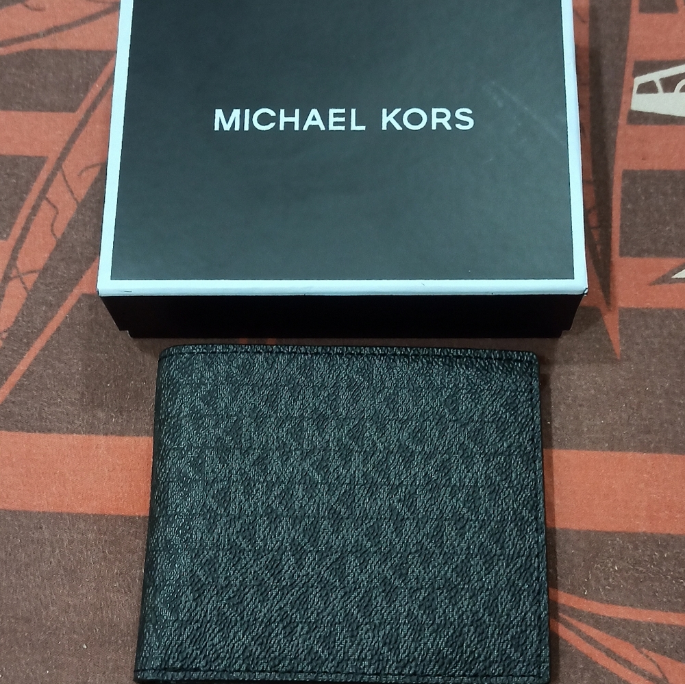 Michael Kors - Picture 1 of 5
